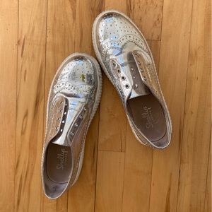 Shelly’s London shiny silver, rounded toe, Oxford platforms. Size 39.